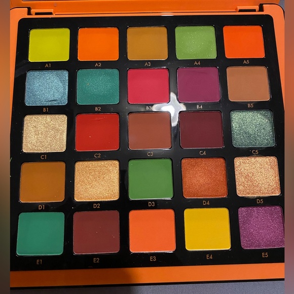 Anastasia Beverly Hill Norvina Vol 3 eye shadow pallet 💗💗 - Picture 2 of 2